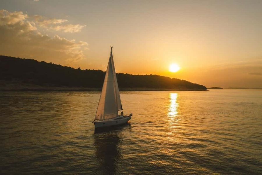 Valletta: Romantic Sunset Cruise on a Sailing Yacht